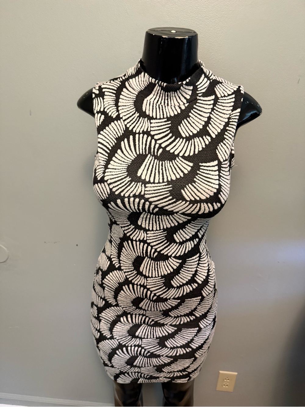 Sleeveless Black & White Patterned Bodycon Dress NWT